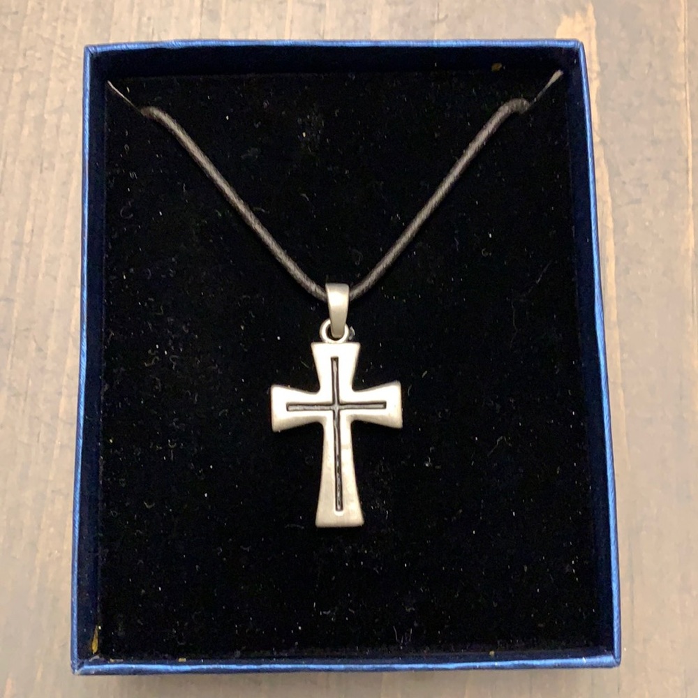 🌟HP🌟NIB cross necklace on black string